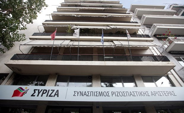 Επίθεση με μολότοφ από μασκαρεμένους στα γραφεία του ΣΥΡΙΖΑ